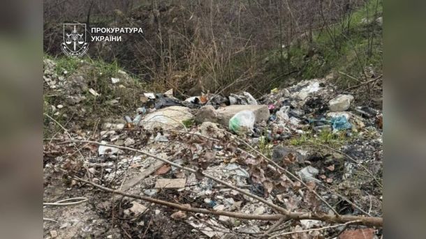 Стихійне сміттєзвалище у Деснянському районі Києва біля озера Алмазне площею понад 4,7 га, навали відходів до 4 метрів заввишки
