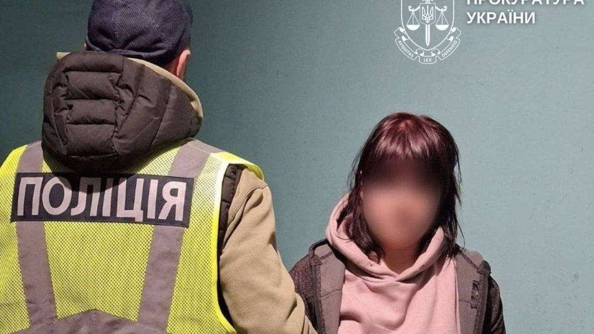 Кадр прокуратури про затримання 28-річної шахрайки, яка під виглядом «ліків для сина» забрала в київської пенсіонерки понад 300 тисяч гривень