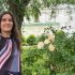 Кураторка артмайстерні «Бачити серцем» Олена Фокова на тлі будівель Національного заповідника «Софія Київська» у Києві