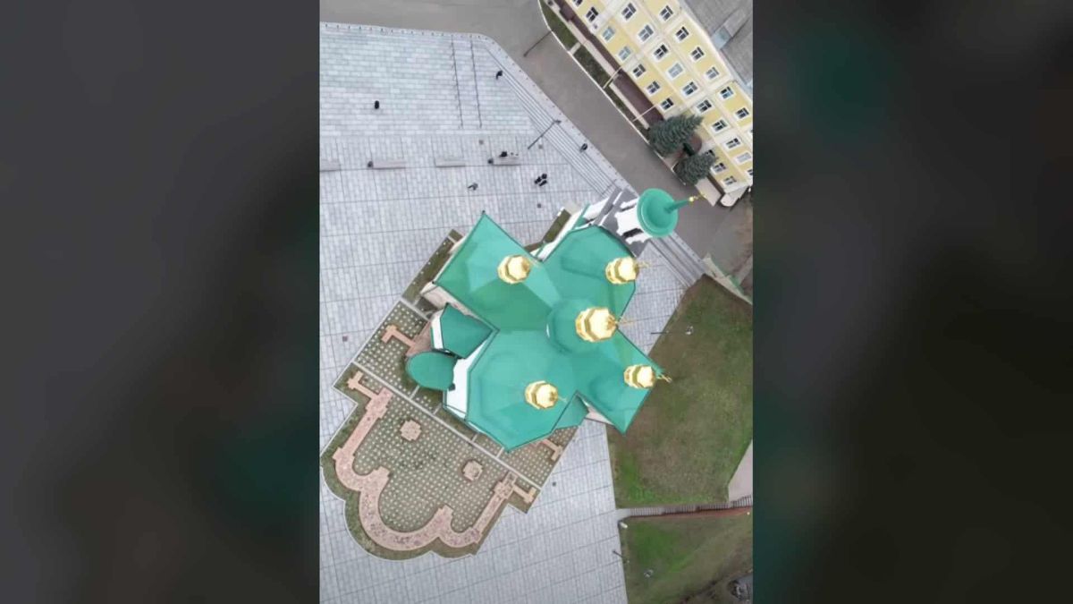 Аеровид Церкви Спаса на Берестові із зеленими банями та золотими куполами в Печерському р-ні Києва