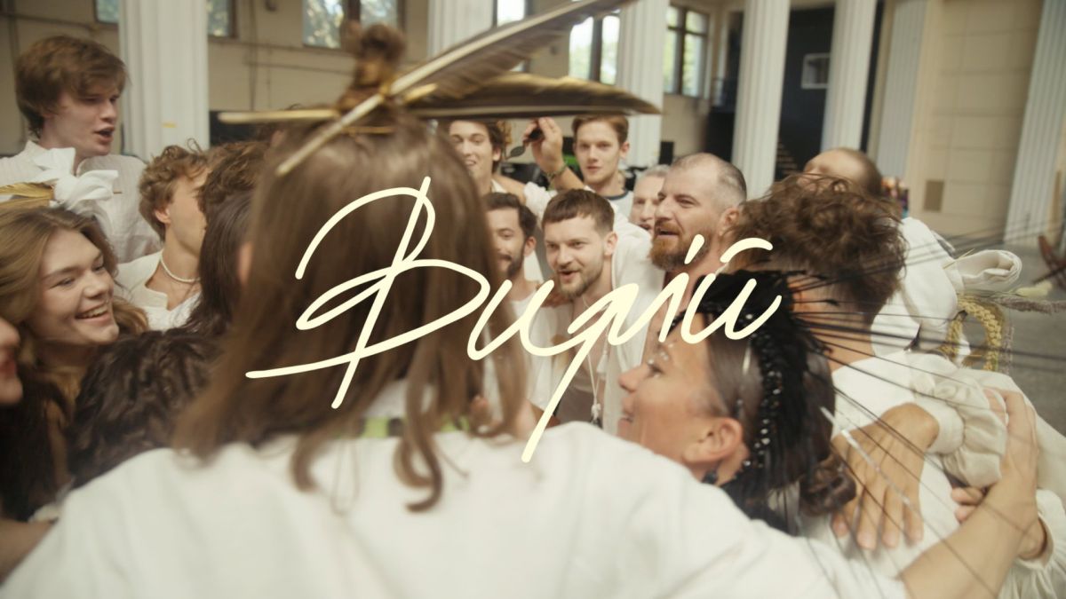 Учасники етнічно-електронного фестивалю Вирій у білому одязі святкують разом у павільйоні під час підготовки до події 2025 року