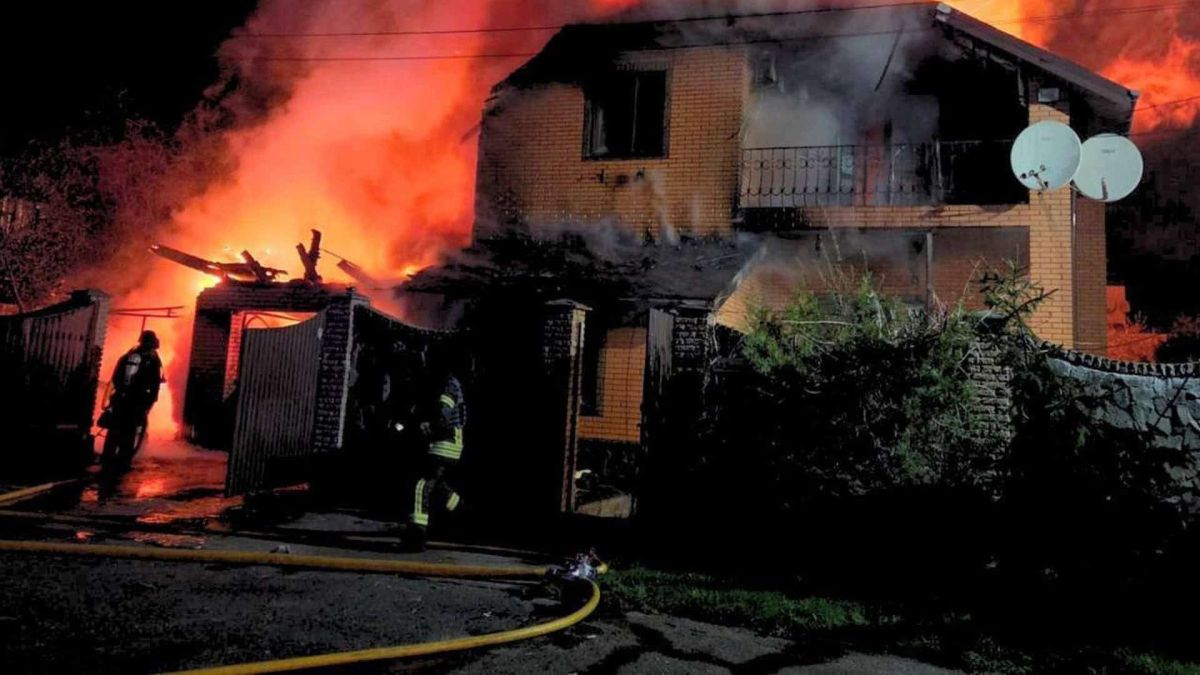 Рятувальники ДСНС гасять пожежу в житловому будинку у Броварському районі Київщини після нічної атаки дронів, квітень 2026 року