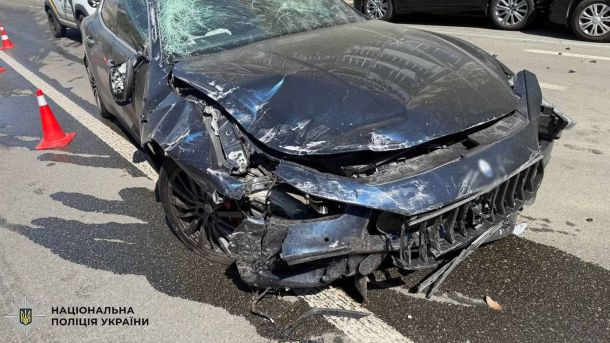 Напав на поліцейського в парку: киянину загрожує 5 років Розбитий автомобіль Maserati після ДТП у Печерському районі Києва: п'яний водій протаранив три припарковані автівки біля Ботанічного саду Гришка
