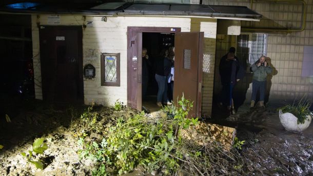 У Києві обирають запобіжний захід фігуранту «Мідаса» — Ігорю Миронюку Вхід в під'їзд багатоповерхівки, засипаний гілками дерев і багнюкою