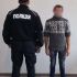 Поліцейський у формі поруч із 37-річним чоловіком, якому на Бориспільщині повідомили про підозру в катуванні пасинка