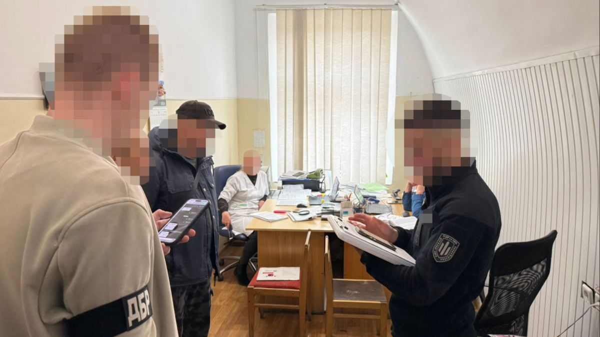 Працівники ДБР під час проведення слідчих дій у кабінеті військового госпіталю в Києві у справі про хабар за висновок ВЛК