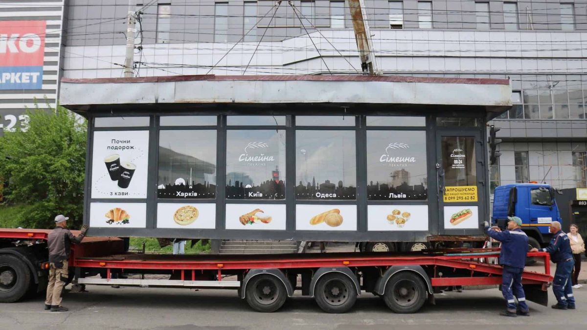 Київблагоустрій за тиждень демонтував МАФи площею понад 1100 м² Комунальники вантажать демонтований незаконний МАФ пекарні на евакуатор на вулиці Києва