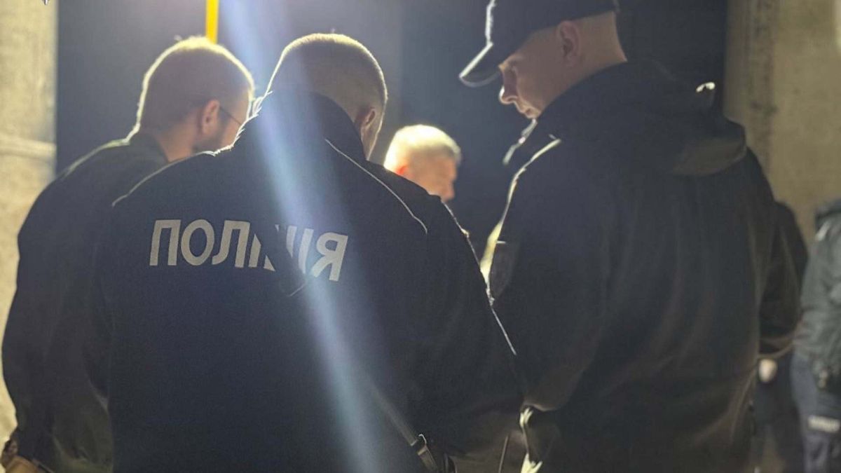 На Вокзальній площі вбили 67-річного киянина: під вартою двоє підозрюваних Поліцейські на місці вбивства 67-річного киянина в недобудованому паркінгу на Вокзальній площі в Києві вночі