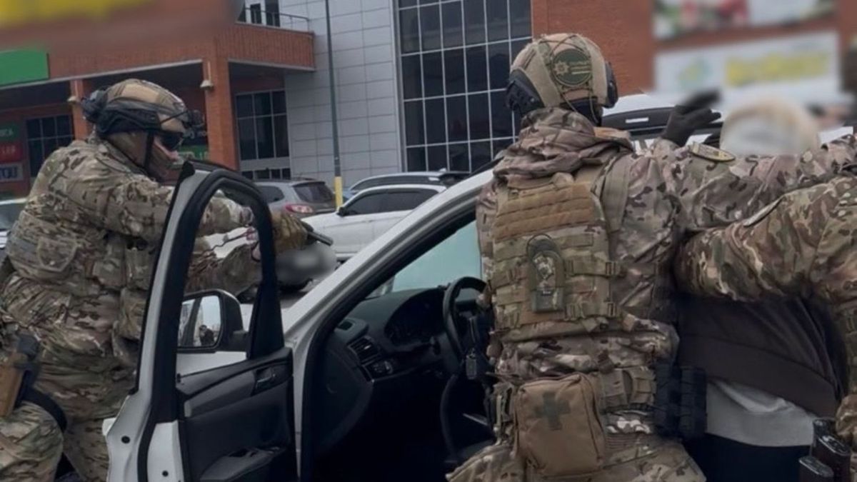 Поліцейські затримують підозрюваних у збуті кокаїну у Броварах Київської області