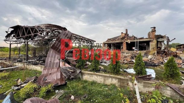 Зруйнований і згорілий будинок у Броварському районі після ворожої атаки