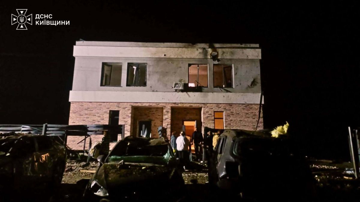 Двоє постраждалих із завалів у Бучанському р-ні, 22 об’єкти пошкоджено Пошкоджений фасад двоповерхового будинку з вибитими вікнами та розбиті автомобілі після удару безпілотника в Бучанському районі