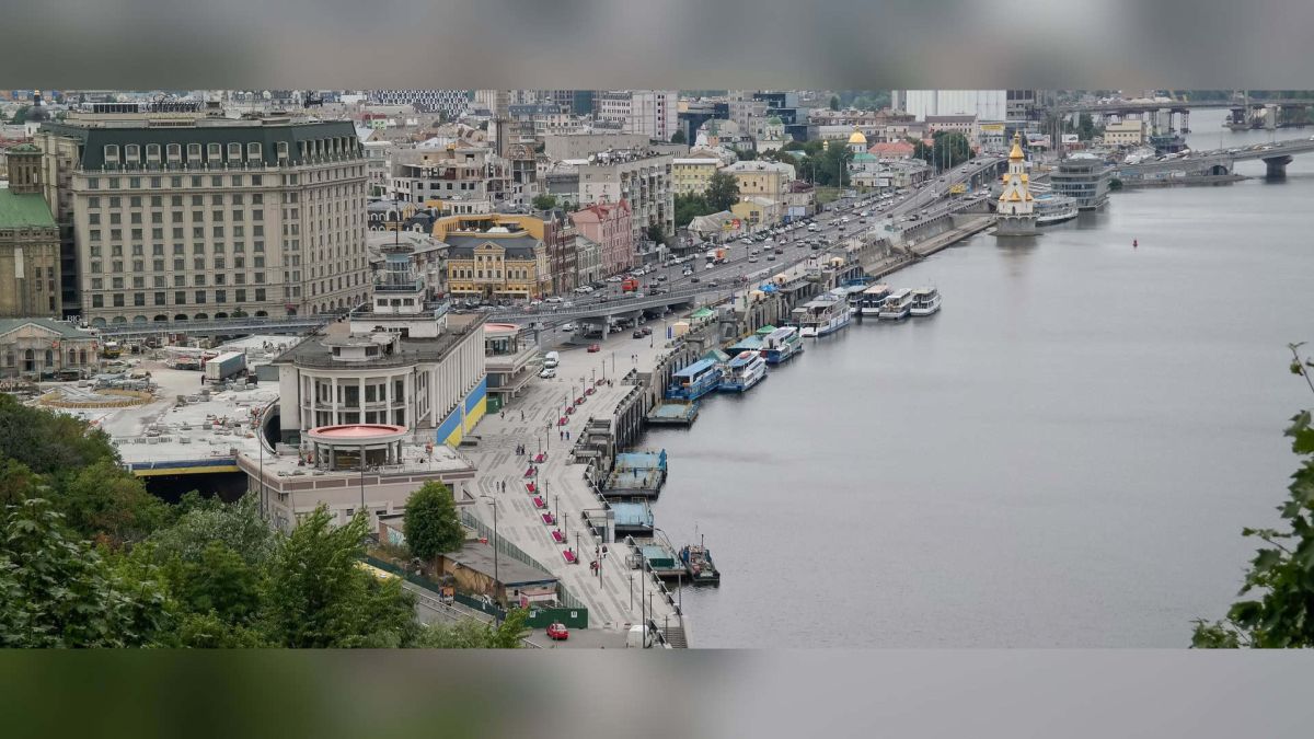 Логотип уряду України на тлі офісного будинку — Київ і Київщину додано до зон підвищеного ризику, компенсації для бізнесу зросли до 5 млн грн