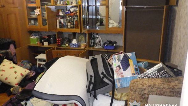 Обікрадена квартира на Троєщині після проникнення серійних крадіїв, речі розкидані по кімнаті