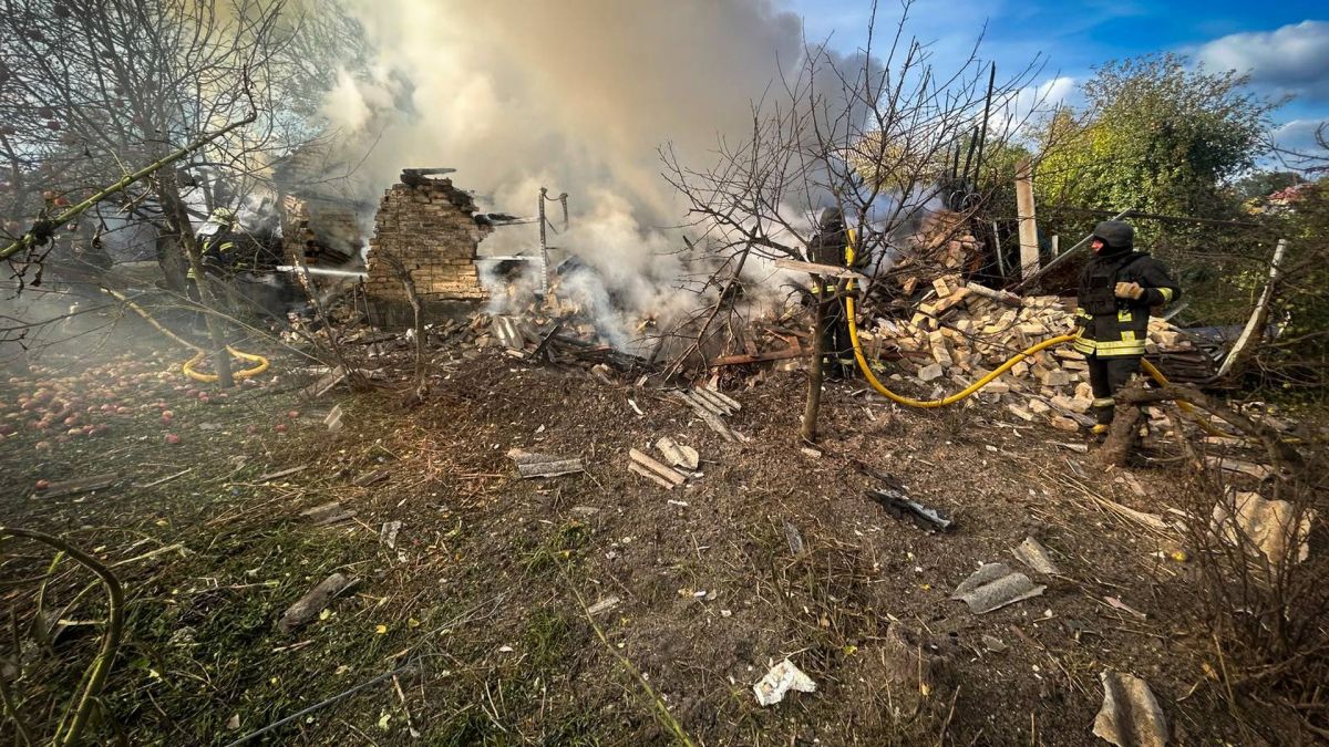 Рятувальники ДСНС гасять зруйновану цегляну господарську будівлю в Іванковичах на Обухівщині після падіння уламків дрона