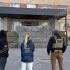 Співробітники СБУ і представниця Київської обласної прокуратури біля будівлі Білоцерківського ТЦК під час оперативних дій