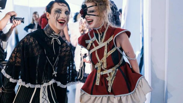Учасники бекстейджу 59-го сезону Ukrainian Fashion Week у виразних готичних образах із мереживом, шкірою та металевою фурнітурою