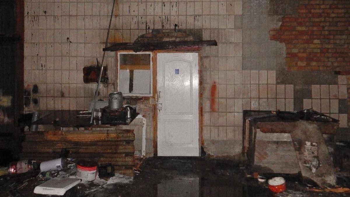 Обгоріле приміщення зі слідами пожежі, розкиданим посудом та плямами на стінах — місце злочину у Бучі