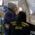 Психолог ДСНС спілкується з жінкою похилого віку в пункті обігріву