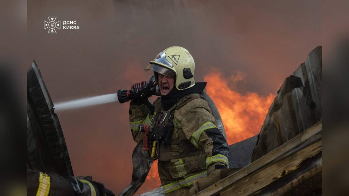 Рятувальники ДСНС гасять пожежу в Києві після російських ударів 8 вересня — 5 загиблих і 35 постраждалих