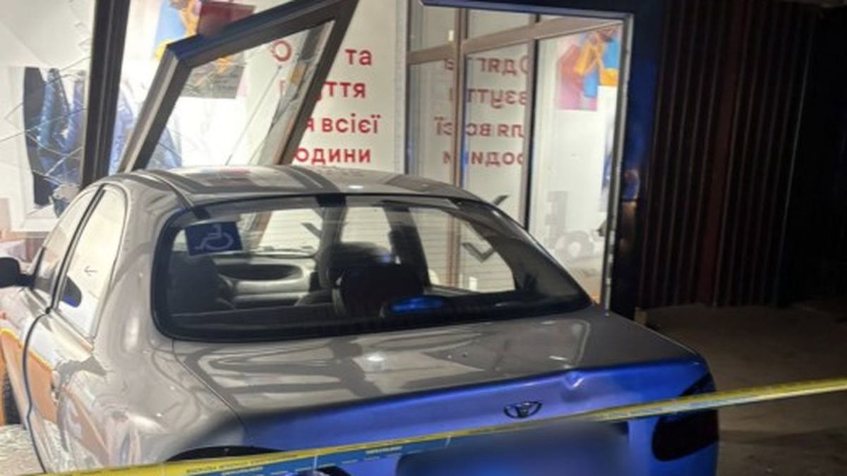 Авто вʼїхало в магазин і вибило скло