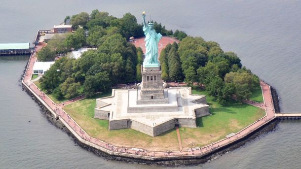 Норвезький постачальник пального відмовився заправляти кораблі США через Україну Статуя Свободи у США