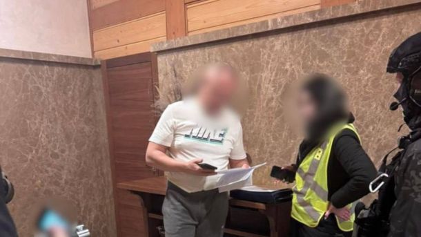 Правоохоронці та підозрюваний колишній народний депутат