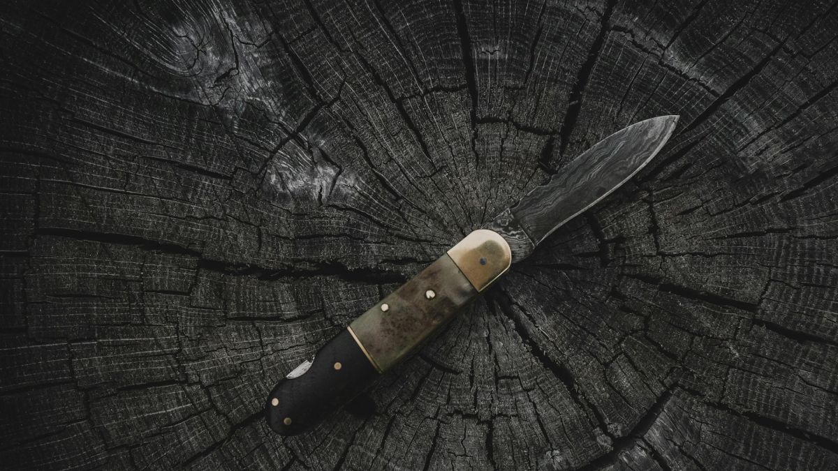 Ніж лежить на деревині