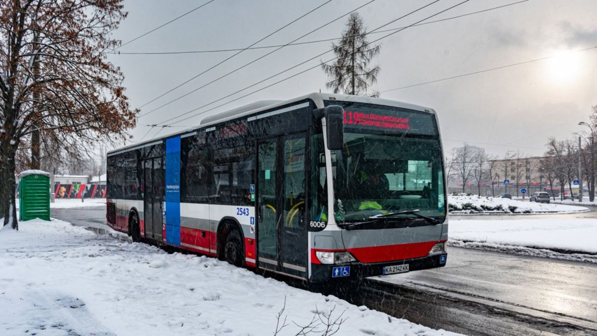Через дії Укртрансбезпеки Київ може залишитись без «гуманітарних» автобусів — транспортні активісти б'ють на сполох Автобус Київпастрансу маршруту 119 на засніженій зупинці в Києві взимку, на задньому плані міська забудова