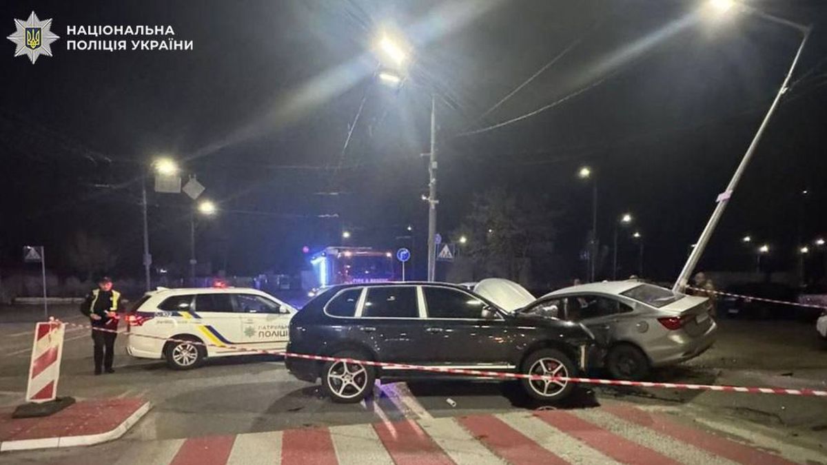 Наслідки ДТП на Оболоні в Києві — пошкоджені автомобілі Porsche Cayenne та Nissan на місці аварії, поліцейські оточили периметр стрічкою