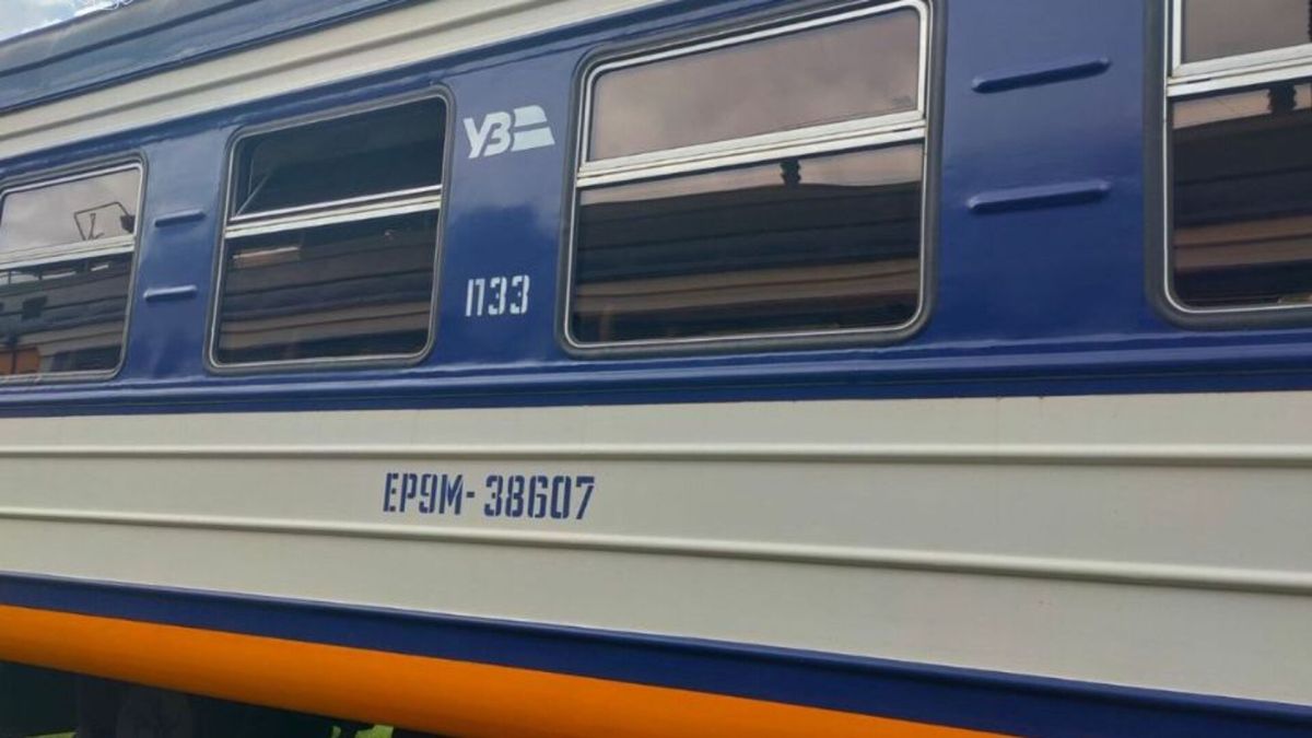 82-річному киянину затиснуло ноги в електричці: машиніста судитимуть за тяжкі травми пасажира Міська електричка