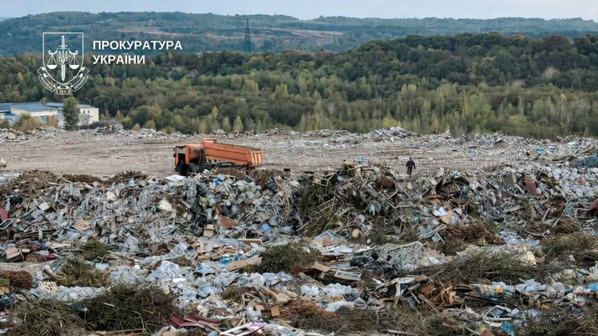 Несанкціоноване сміттєзвалище у Голосіївському районі Києва — вантажівка на фоні гір будівельного та побутового сміття на землях різного цільового призначення