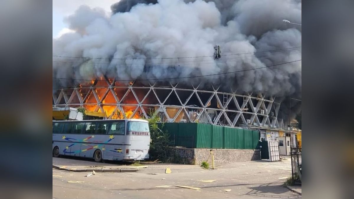 Ринок «Шайба» біля вокзалу загорівся після удару дрона Густий дим і вогонь над модерністським ринком «Шайба» біля Центрального вокзалу в Києві після удару дрона 23 вересня 2026