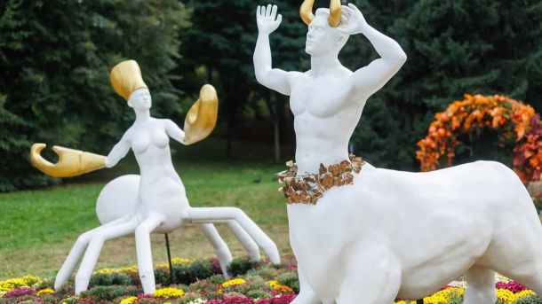 Скульптури на Співочому полі у хризантемах