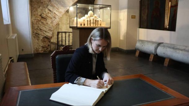 Міністерка закордонних справ Ірландії Гелен Макенті під час екскурсії Софійським собором у Києві