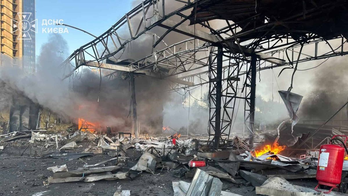 Рятувальники ДСНС гасять пожежу на місці удару по об'єкту інфраструктури в Києві після ворожої атаки 23 вересня