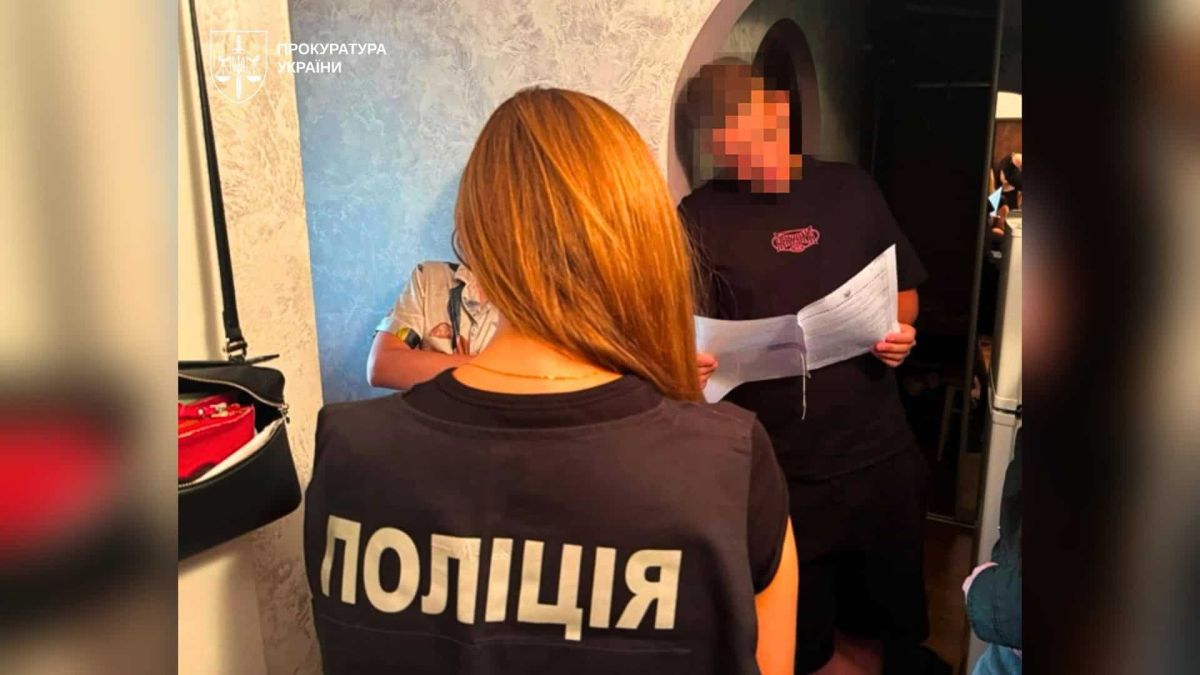 Операція WallHack: 23 учасникам скам-спільнот повідомили про підозру Правоохоронці під час обшуку в межах операції WallHack вилучили комп'ютерну техніку: 23 особам повідомлено про підозру у скам-схемах