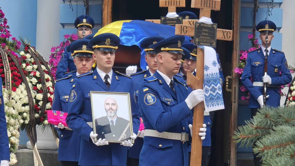 У Михайлівському соборі попрощалися з Максимом Мовчаном і Анатолієм Радковським Почесна варта несе труну, вкриту українським прапором, та портрет загиблого офіцера біля входу до Михайлівського собору