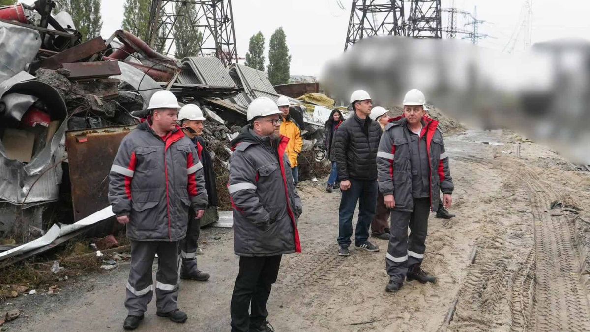Керівництво ПАТ «Центренерго» та посадовці в касках оглядають завали на території Трипільської ТЕС на Київщині
