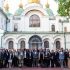 Члени робочої групи Євросоюзу фотографуються на тлі Собору Святої Софії Київської під час першого візиту до Києва