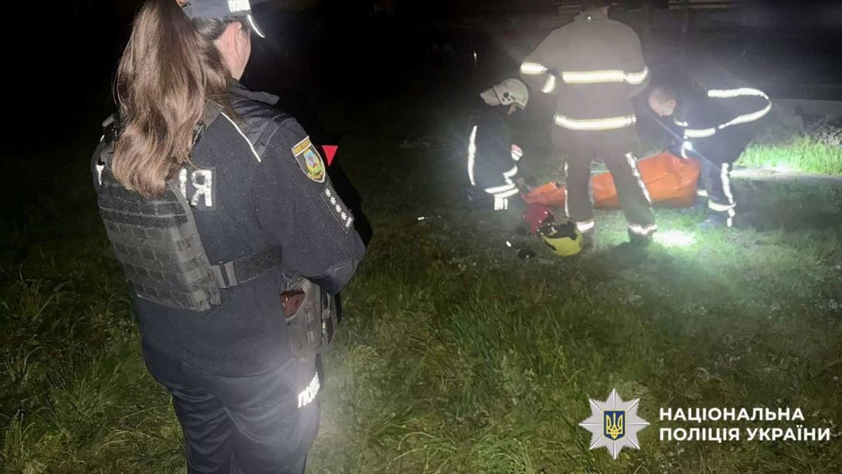 Поліцейська і рятувальники ДСНС працюють на місці події вночі біля вагону-цистерни на залізничній станції Роток на Київщині