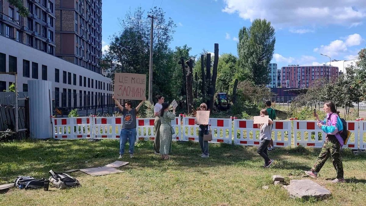 KAN Development спростував причетність до вирубки на Теремках (оновлено) Мешканці з плакатом «Це місце злочину» протестують проти вирубки дерев на Теремках біля огородженої будівельної ділянки