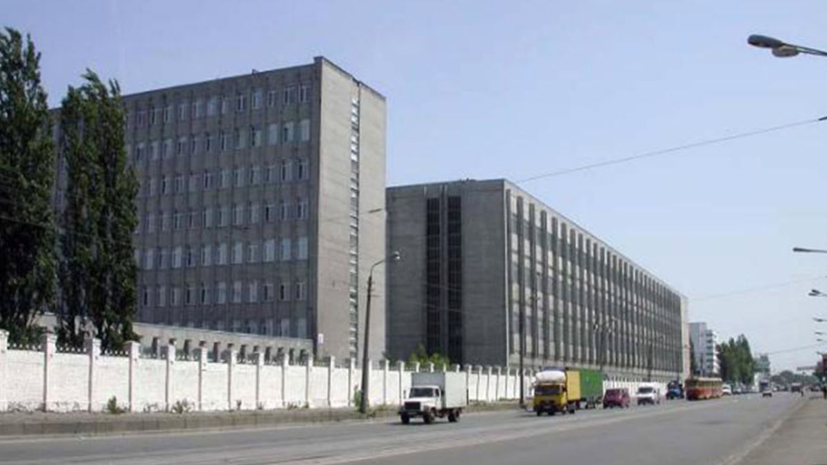 Багатоповерхові корпуси Київського радіозаводу — стратегічного підприємства космічної галузі, нерухомість якого продали у 23 рази дешевше ринку