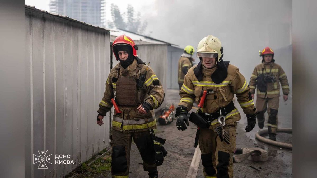 Атака на Оболонський р-н зруйнувала 16 гаражних боксів, є постраждалий Рятувальники ліквідують пожежу гаражних боксів після атаки в Оболонському р-ні Києва, зруйновано 16 боксів