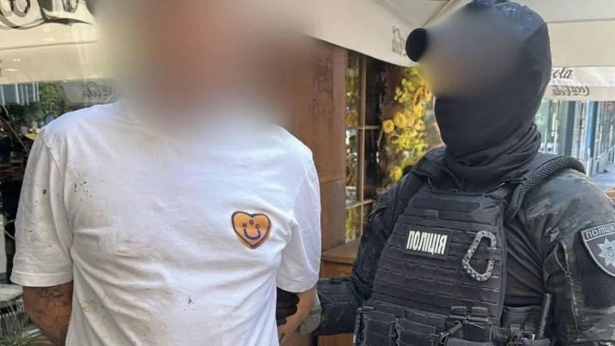 23-річного киянина спіймали на схемі бронювання та зняття з обліку за $6000 Затримання 23-річного киянина, який продавав фіктивне бронювання та зняття з військового обліку за 6000 доларів у Києві