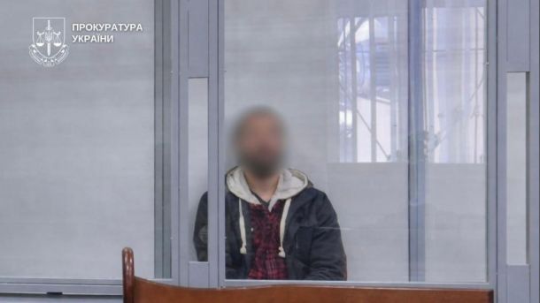 Засуджений чоловік із розмитим обличчям сидить за склом у залі суду, логотип Прокуратури України