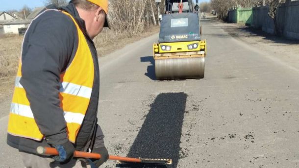 Дорожні працівники ремонтують автошлях місцевого значення на Київщині, ліквідація ям весна 2026