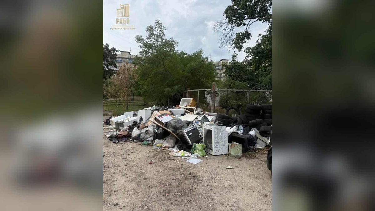 В Оболонському р-ні меблі й техніка захаращують двори через відписки служб Великогабаритні відходи — старі меблі та техніка — захаращують двори й зелені зони в Оболонському р-ні Києва