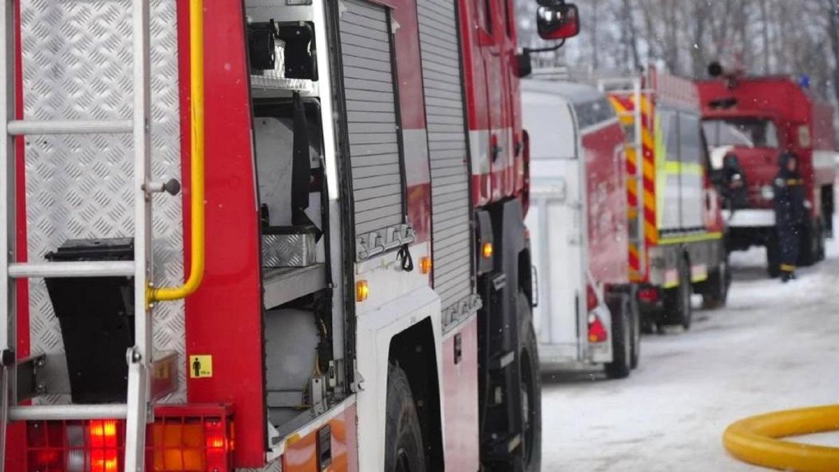 Уламки впали на територію дитсадка у Святошинському р-ні Києва Пожежний автомобіль ДСНС