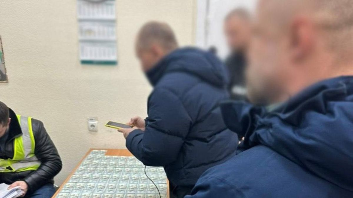 Поліцейські під час процесуальних дій у службовому кабінеті