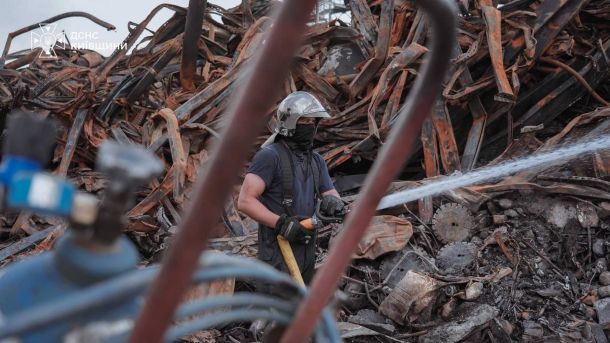 Рятувальники Київщини третю добу гасять пожежі після ворожої атаки Рятувальники Київщини ліквідовують наслідки ворожої атаки на шести об'єктах третю добу поспіль